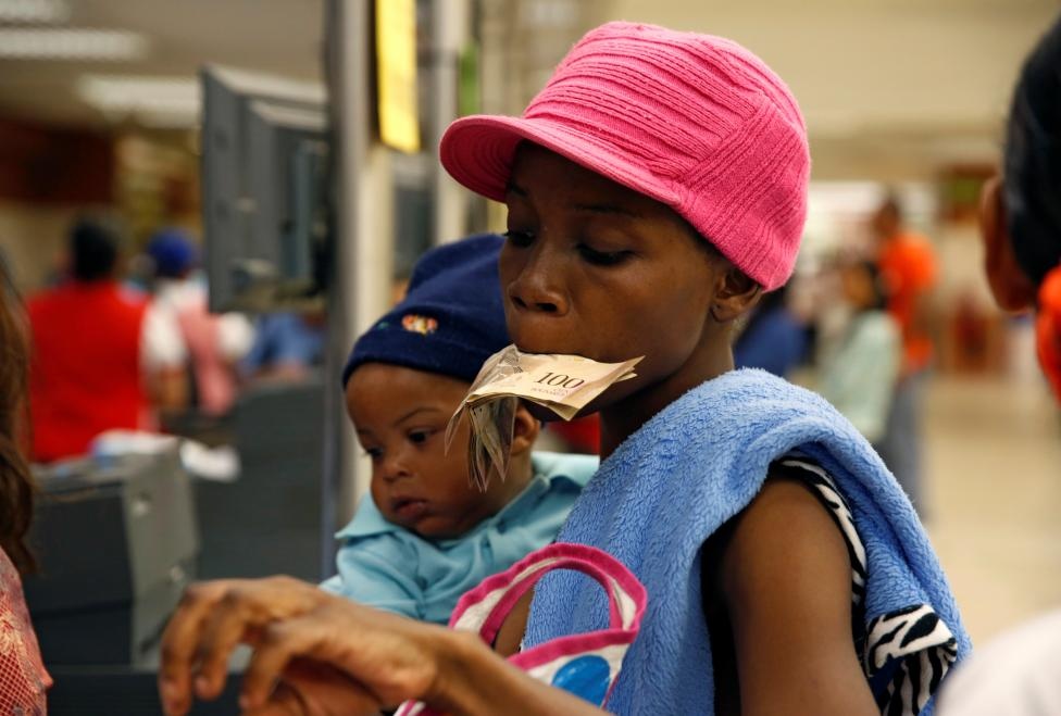 Venezuela: Sieu thi trong, giay ve sinh gia 30 USD mot cuon hinh anh