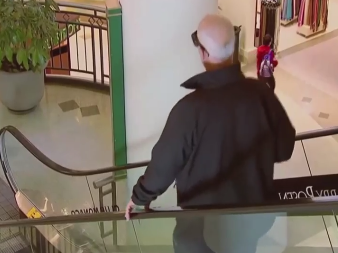 Nguoi mu buoc nguoc cau thang may hinh anh