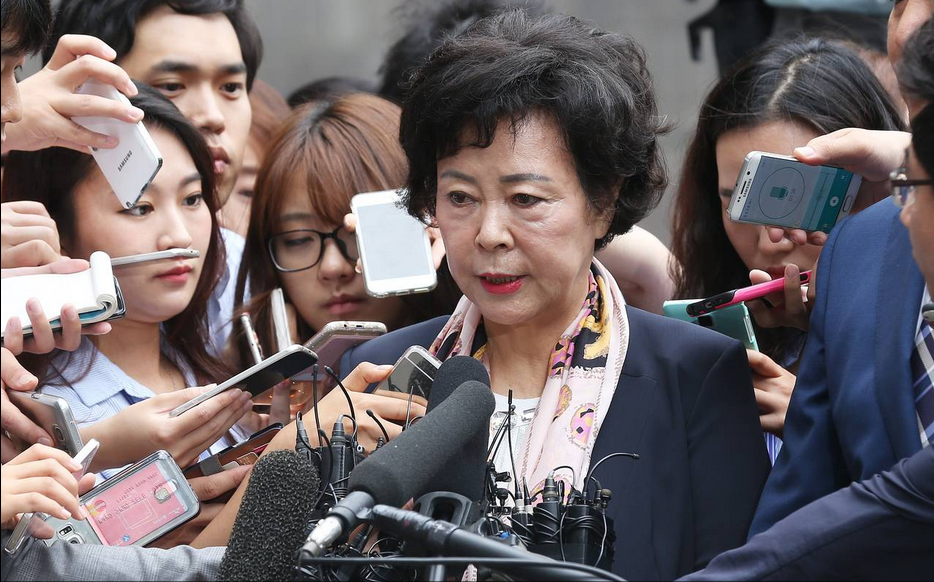 Con gai nguoi sang lap tap doan Lotte bi bat hinh anh