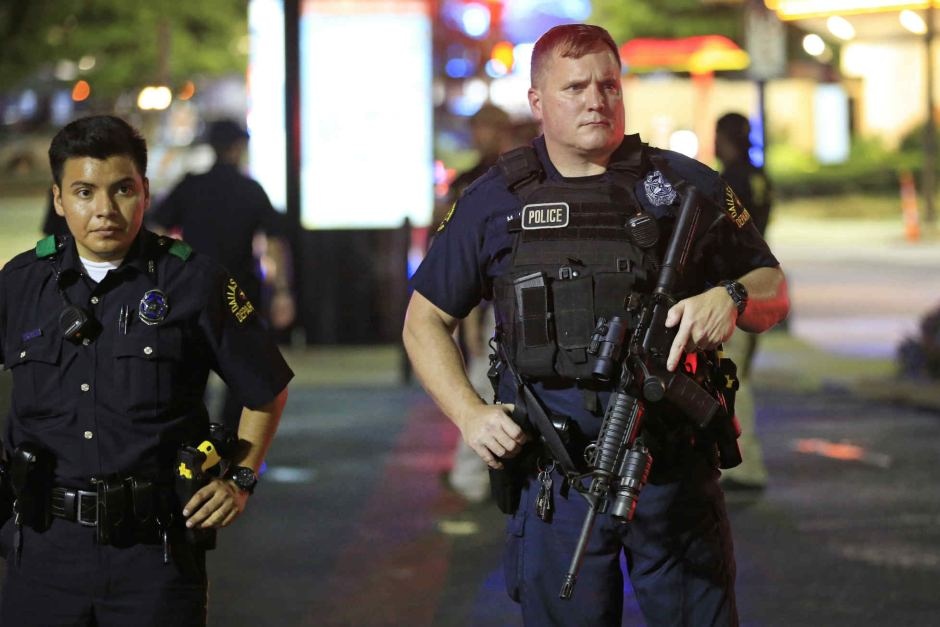 Canh sat bi phuc kich tai Dallas nhu the nao hinh anh