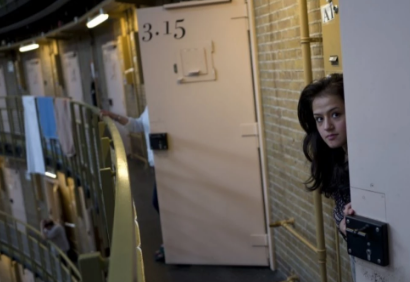 Ha Lan mo cua nha giam don nguoi ti nan hinh anh