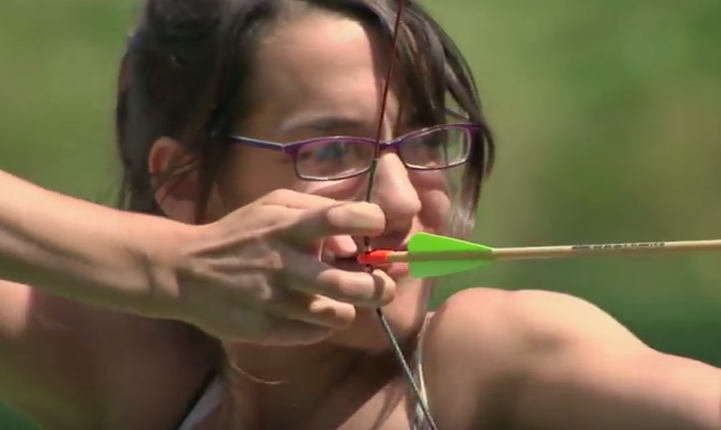 Ban ten trung cho nhay cam cua nguoi trong bui cay hinh anh