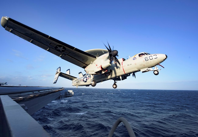 Khoanh khac phi cong My cuu may bay lao xuong bien hinh anh