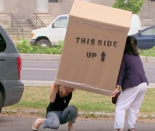 Co gai va thung giay hinh anh