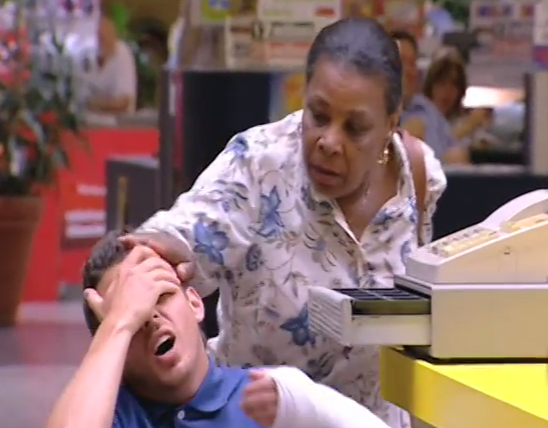 Van rui cua chang ban hang gay tay hinh anh