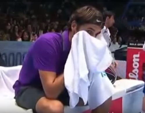 Dong tac hai huoc cua van dong vien quan vot hinh anh