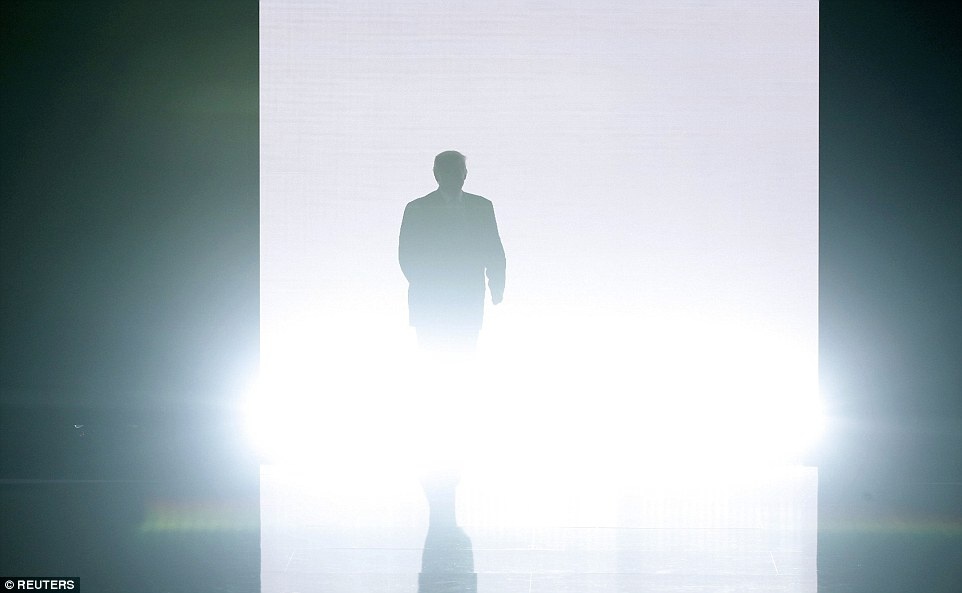 Donald Trump xuat hien tai Hoi nghi Quoc gia cua dang Cong Hoa hinh anh