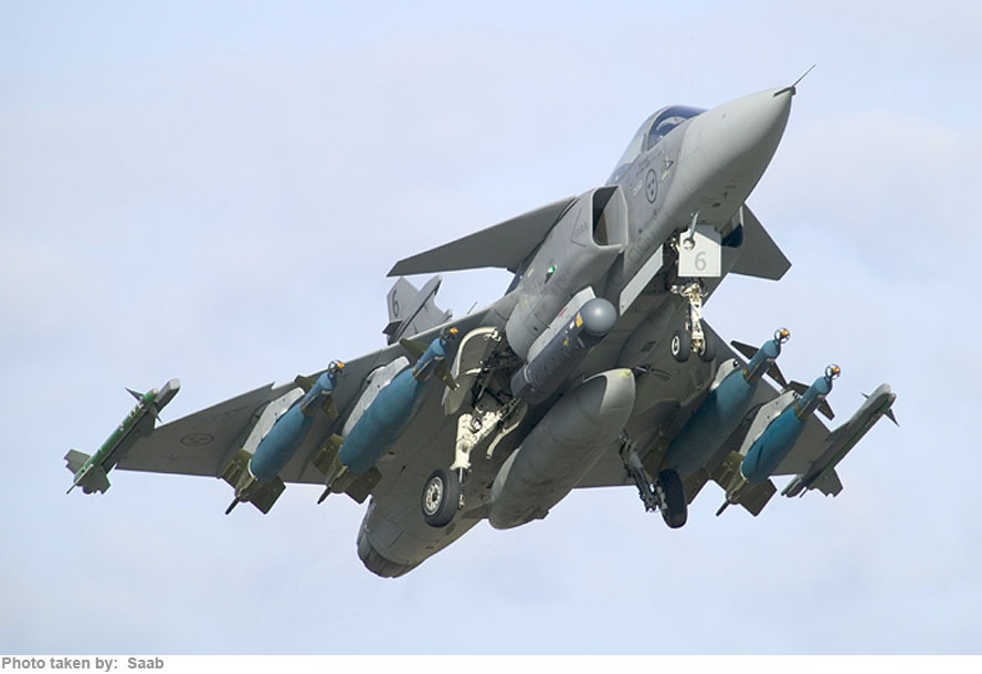 Tiem kich JAS-39 pho dien ky nang nem bom chinh xac hinh anh