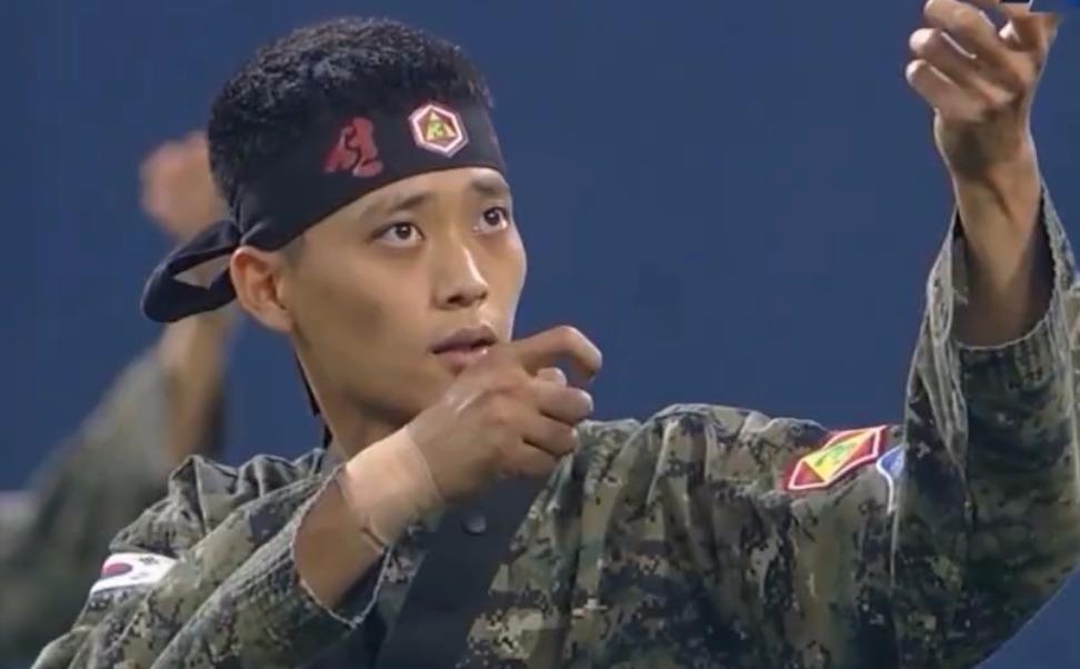 Linh Luc quan Han Quoc tung quyen cuoc day uy luc hinh anh