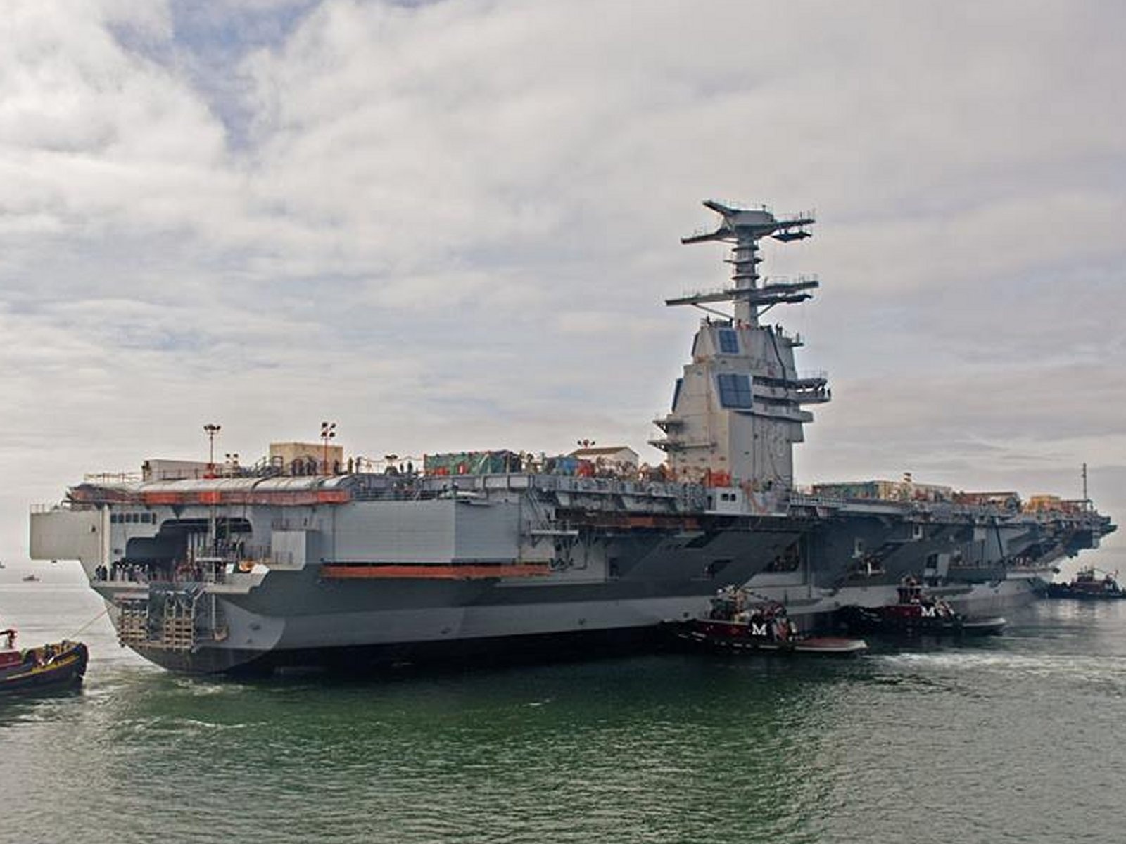 Tau san bay dat nhat the gioi chua the chien dau hinh anh