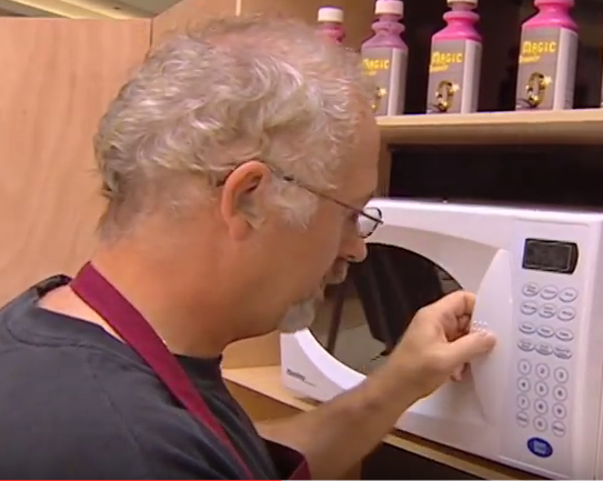 Dut dong ho vao lo vi song hinh anh