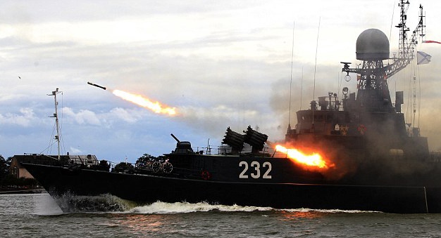 Hai quan Nga pho dien hoa luc ngay ky niem hinh anh