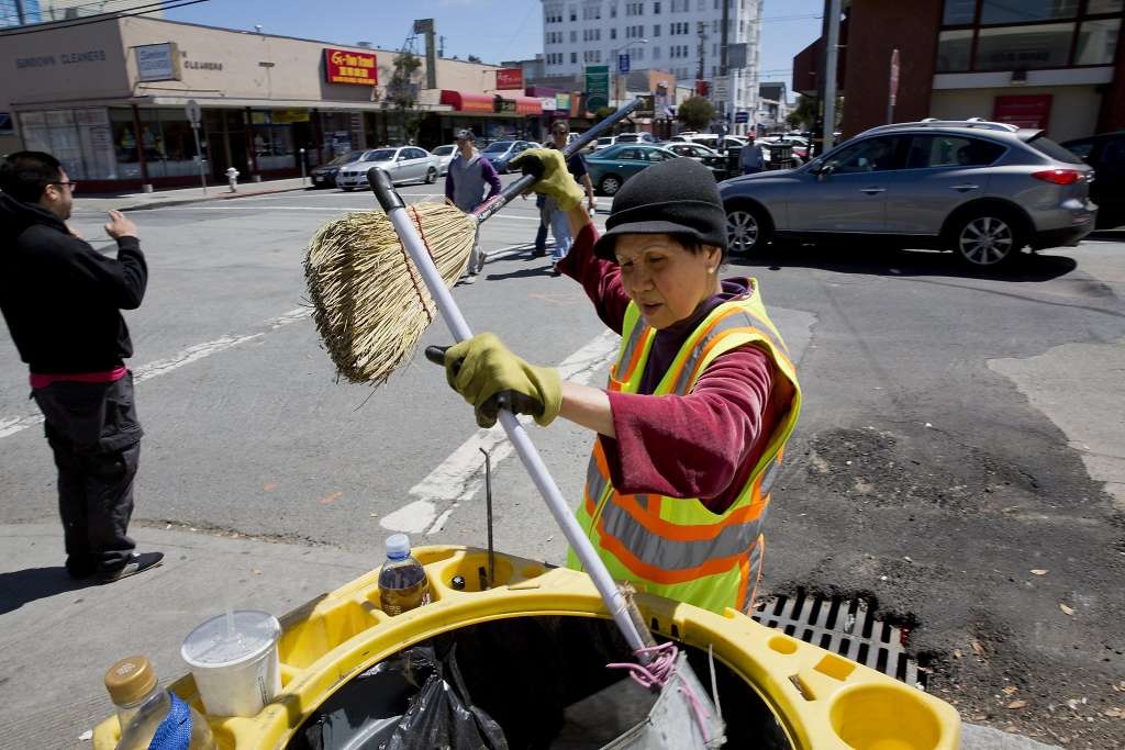 Cu ba goc Viet lam nghe quet rac o My hinh anh