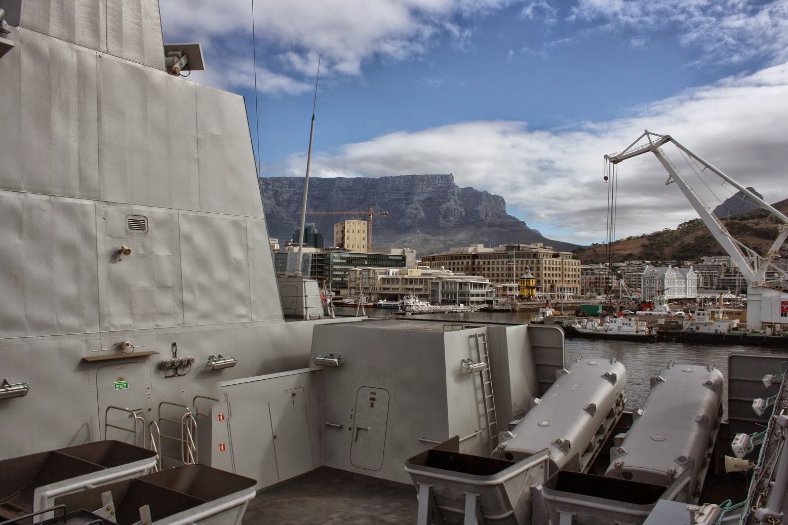 khinh ham phong khong Italy anh 6