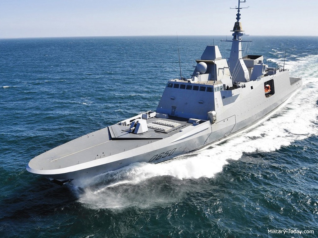 Khinh ham lop Aquitaine anh 2