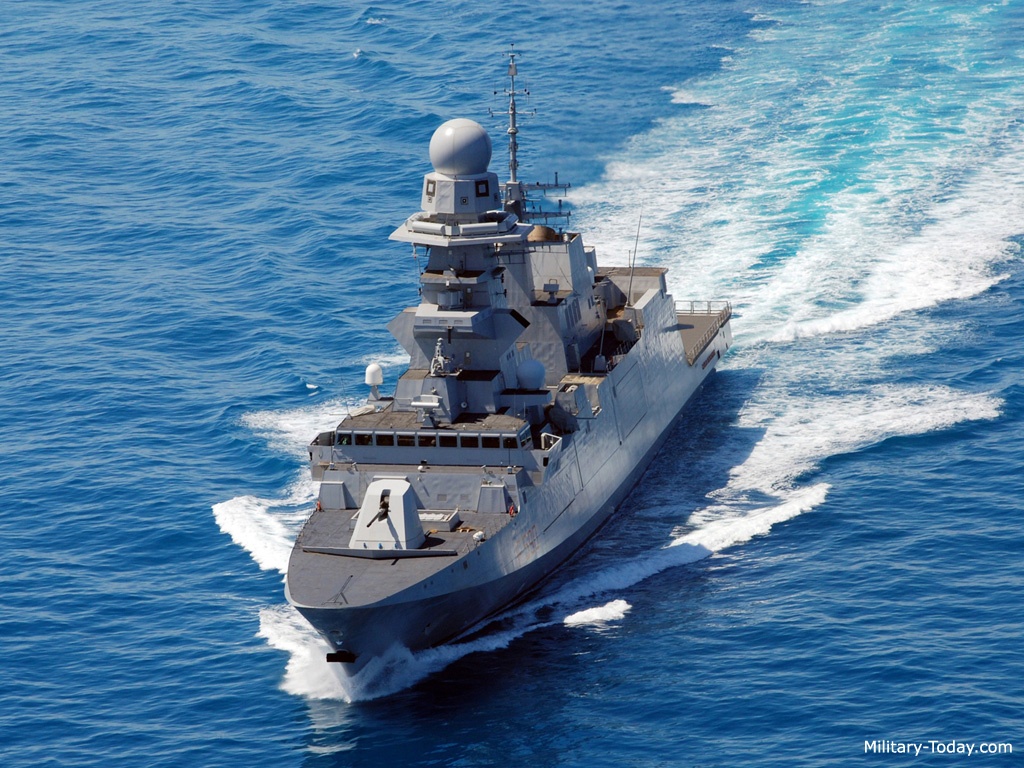 Khinh ham phong khong mang ten lua tam xa cua Italy hinh anh