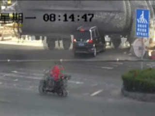 2 nguoi song sot ky dieu khi xe hoi bi xe bon nghien nat hinh anh