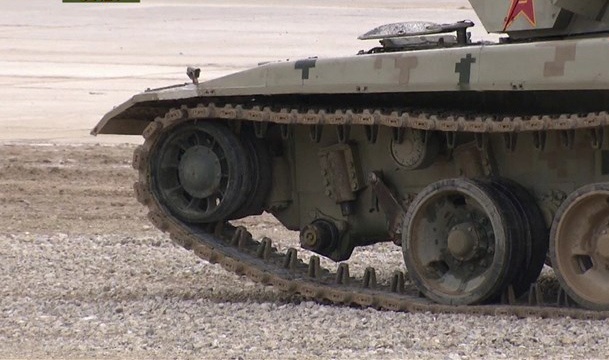 Xe tang Trung Quoc rung banh tren duong dua o Nga hinh anh