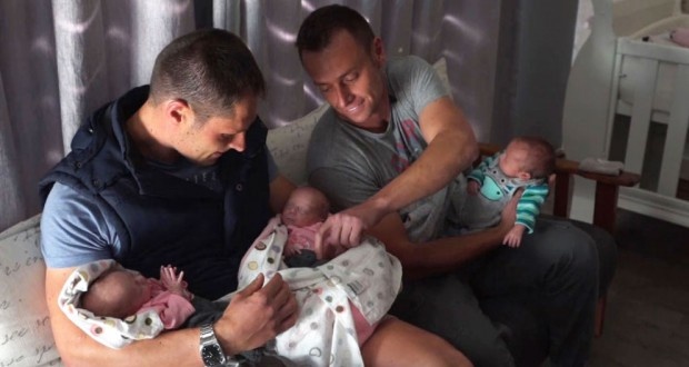 Ky tich sinh ba cua cap dong tinh nam o Nam Phi hinh anh