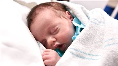 Em be duoc sinh ra hai lan o My hinh anh