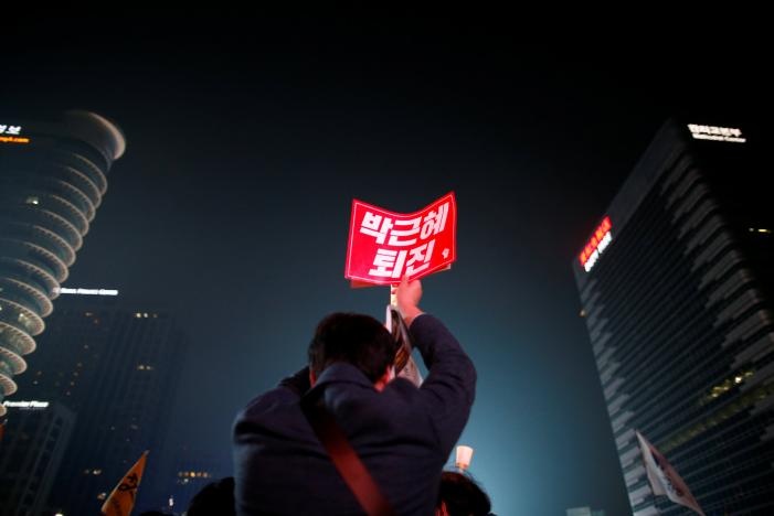 bieu tinh doi tong thong Han Quoc tu chuc anh 5