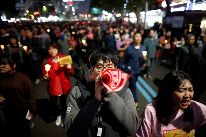 bieu tinh doi tong thong Han Quoc tu chuc anh 9