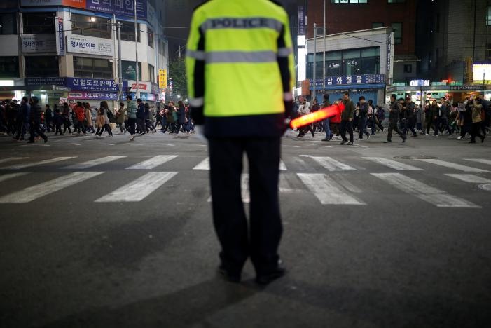bieu tinh doi tong thong Han Quoc tu chuc anh 7