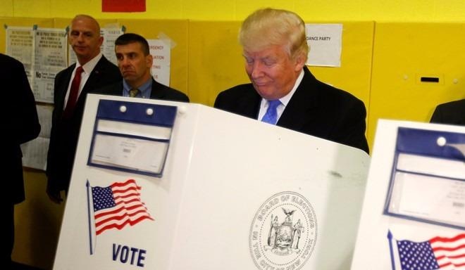 Trump cung vo di bo phieu hinh anh