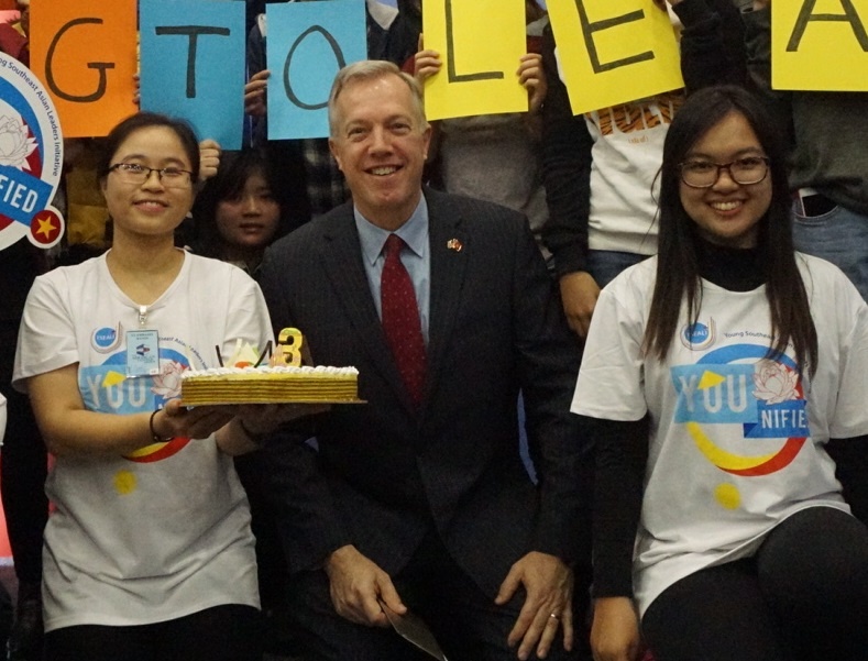 Dai su My Ted Osius: 'Khong bao gio qua tre de lanh dao' hinh anh