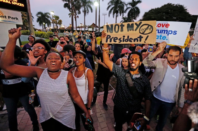 dai cu tri My bi bom thu,  doa giet neu bau Trump anh 1