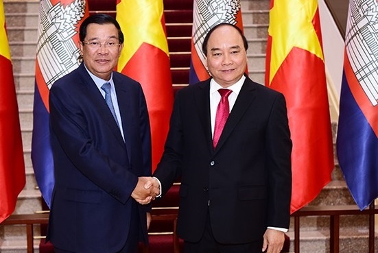 Thu tuong Nguyen Xuan Phuc hoi dam voi Thu tuong Hun Sen hinh anh
