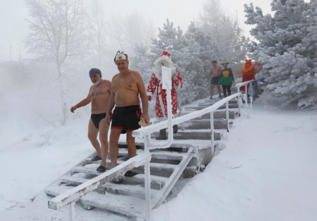 Mac bikini chay bo giua troi lanh -20 do C hinh anh