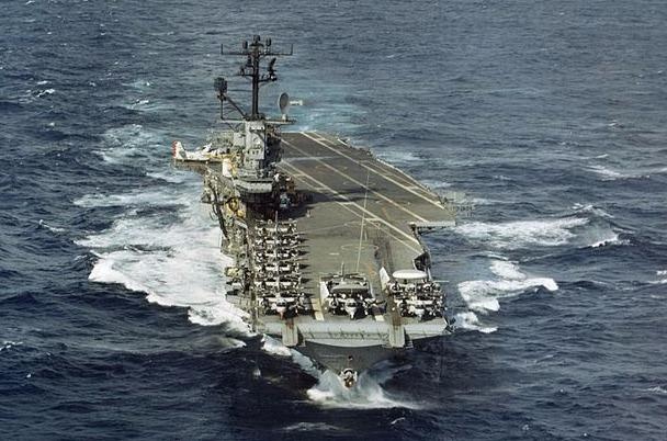 Tau san bay My can bao nhieu thuc pham moi ngay hinh anh