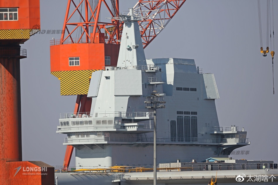 Tau san bay Trung Quoc anh 4