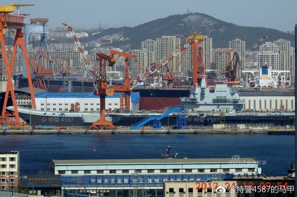 Tau san bay Trung Quoc anh 7