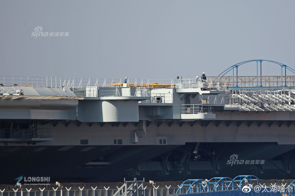 Tau san bay Trung Quoc anh 5