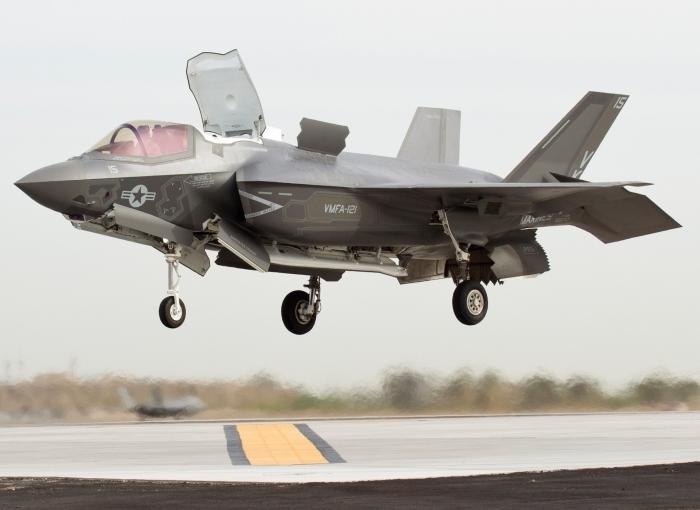 F-35B trinh dien ky nang cat canh thang dung hinh anh