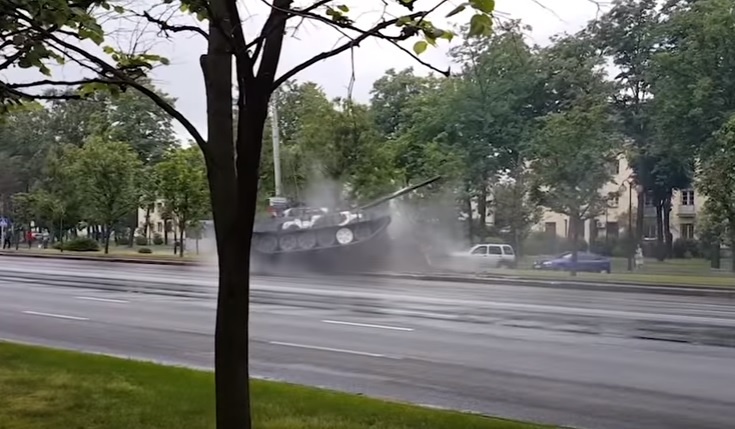 Xe tang T-72 suyt lat sau cu dam cot dien hinh anh