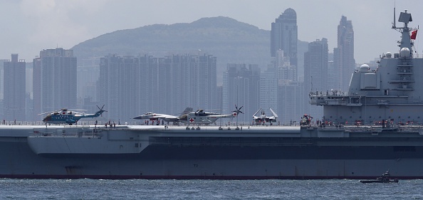 Nguoi Hong Kong xep hang dai chao don tau san bay Lieu Ninh anh 8