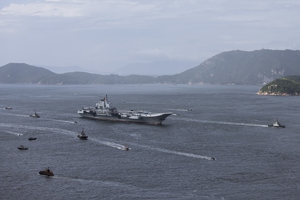 Nguoi Hong Kong xep hang dai chao don tau san bay Lieu Ninh anh 1