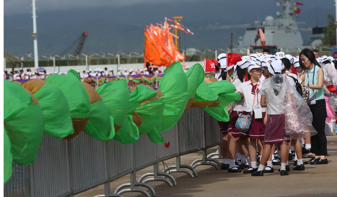 Nguoi Hong Kong xep hang dai chao don tau san bay Lieu Ninh anh 4