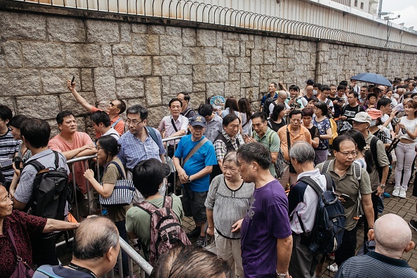 Nguoi Hong Kong xep hang dai chao don tau san bay Lieu Ninh anh 3