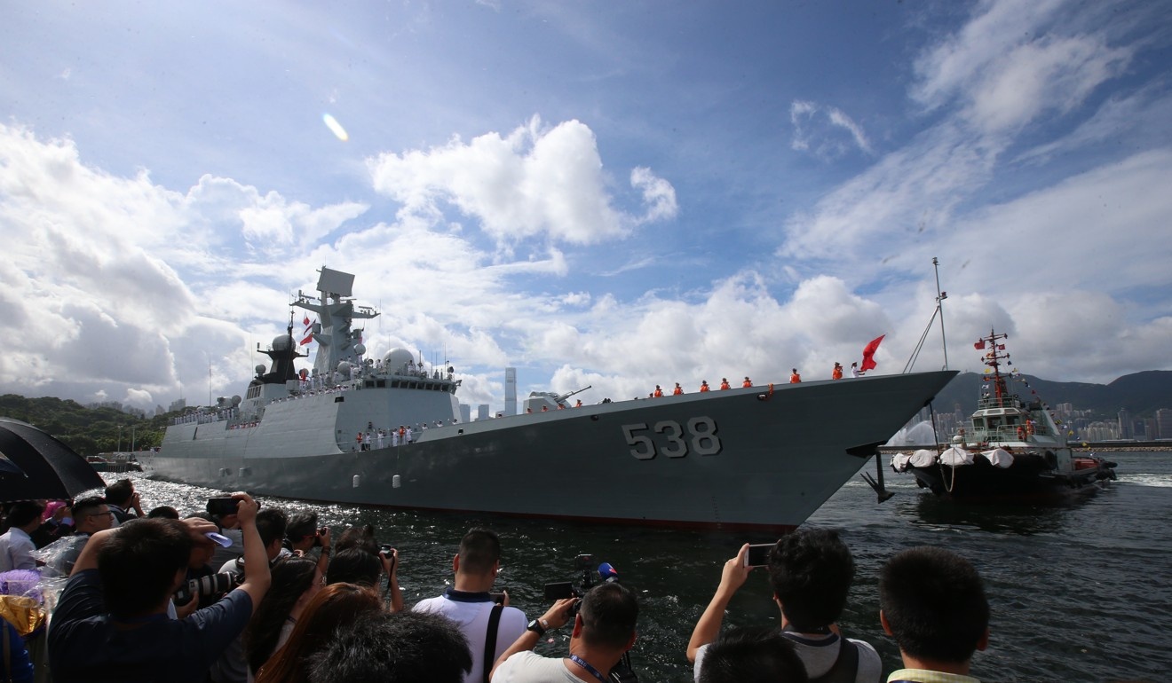 Nguoi Hong Kong xep hang dai chao don tau san bay Lieu Ninh anh 6