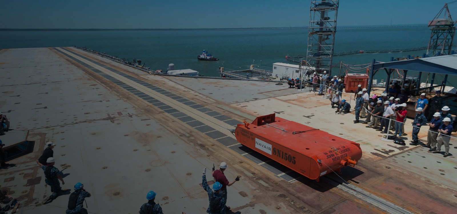 Thu nghiem may phong dien tu tren tau san bay dat nhat the gioi hinh anh