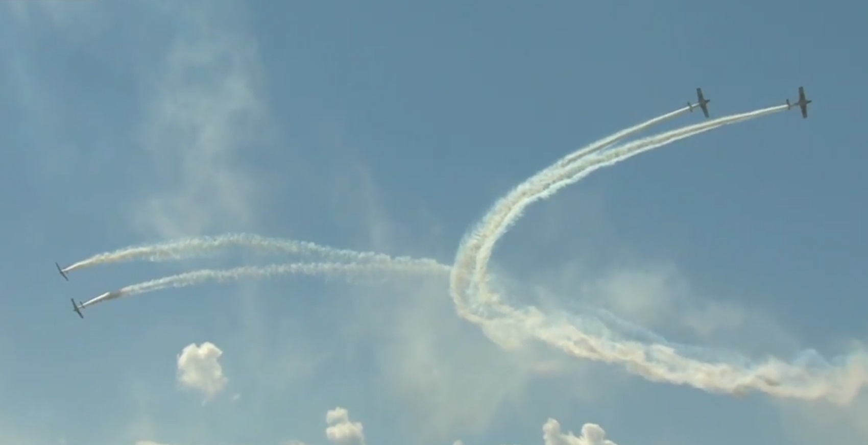 Chien dau co ve hinh trai tim tren bau troi Moscow hinh anh