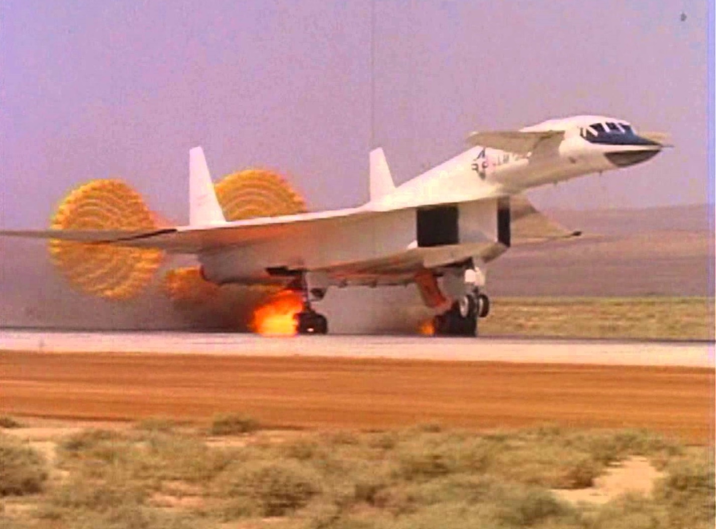 Banh dap cua B-70 boc chay khi ha canh hinh anh