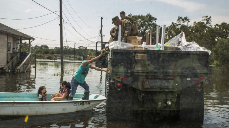 Quân đội Mỹ cứu trợ lụt bão ảnh 1 Quan doi My cuu tro lut bao anh 1