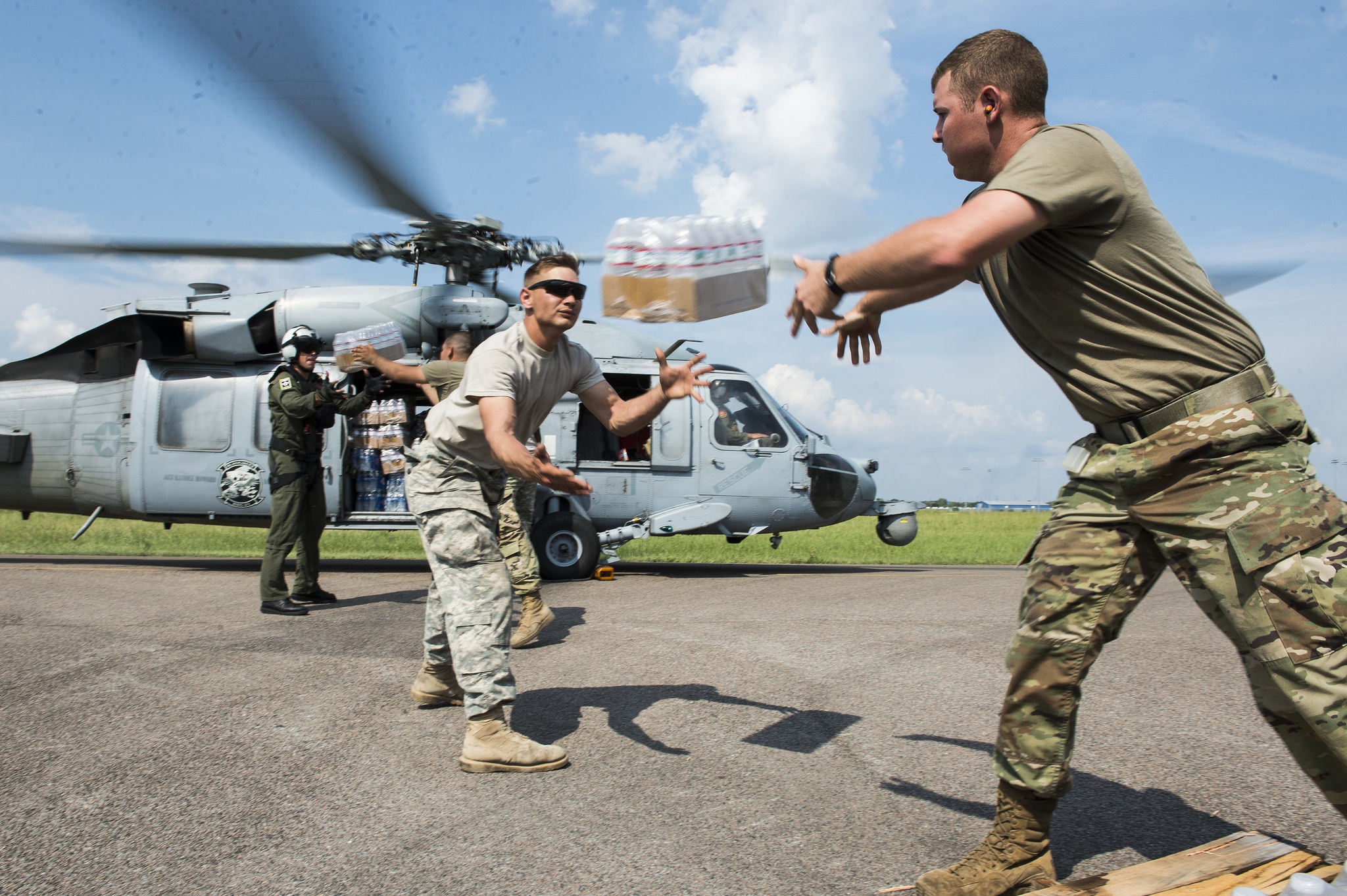 Linh My cuu tro sau bao vao top anh an tuong tuan hinh anh