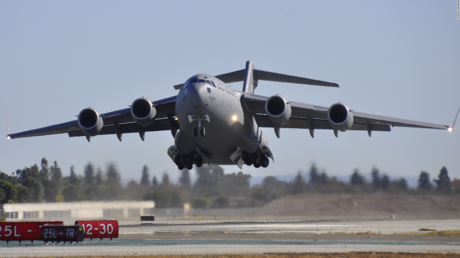 Ngua tho C-17 cho theo nhung gi den Viet Nam cho TT Trump? hinh anh