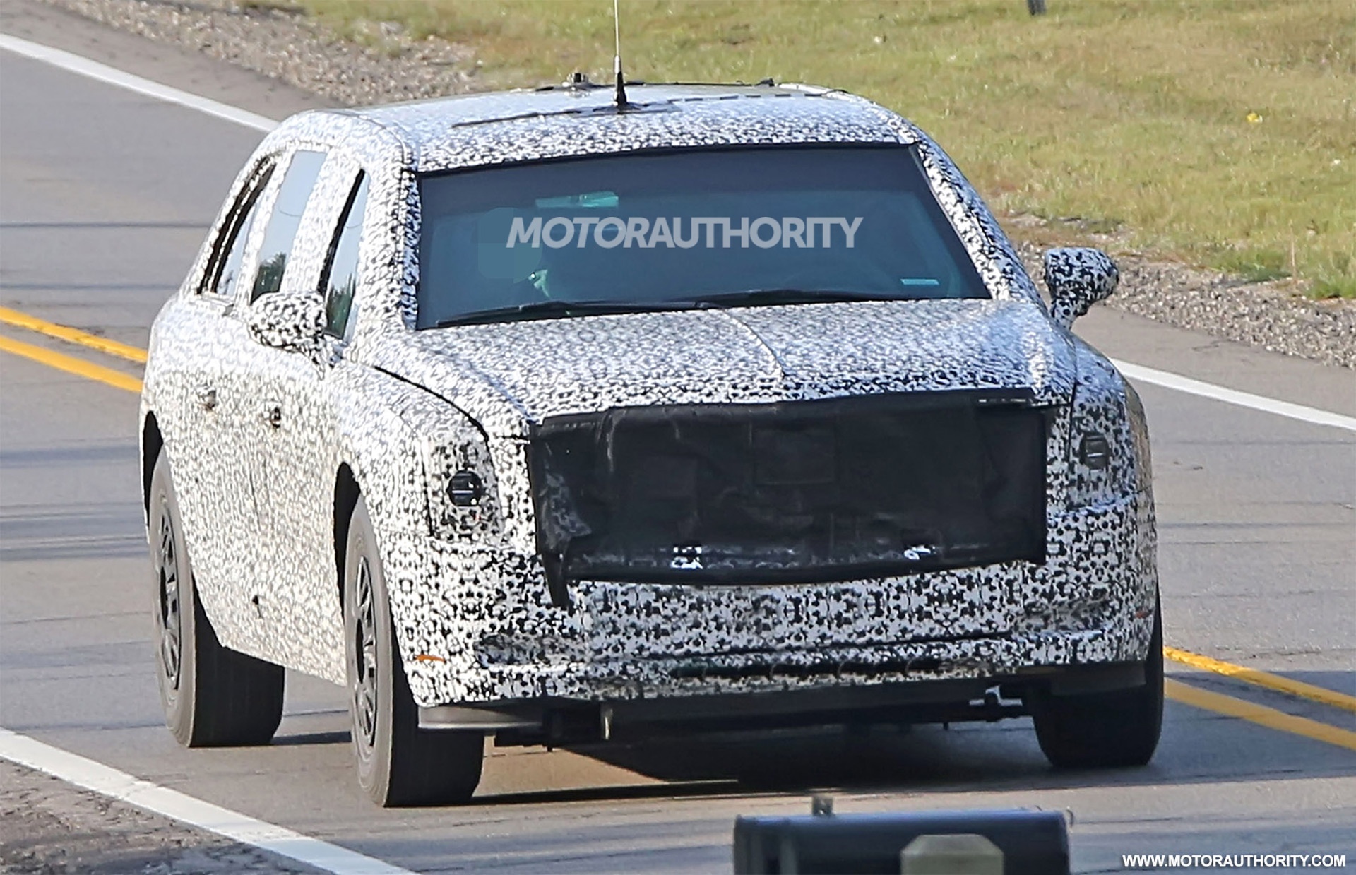 Sieu xe The Beast cua TT Trump khac the nao so voi Cadillac doi truoc? hinh anh